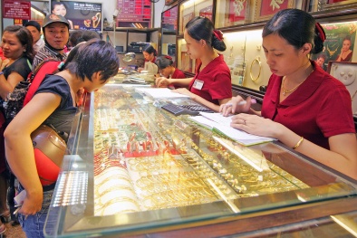 Đô la Mỹ tăng giá kéo giá vàng đi xuống